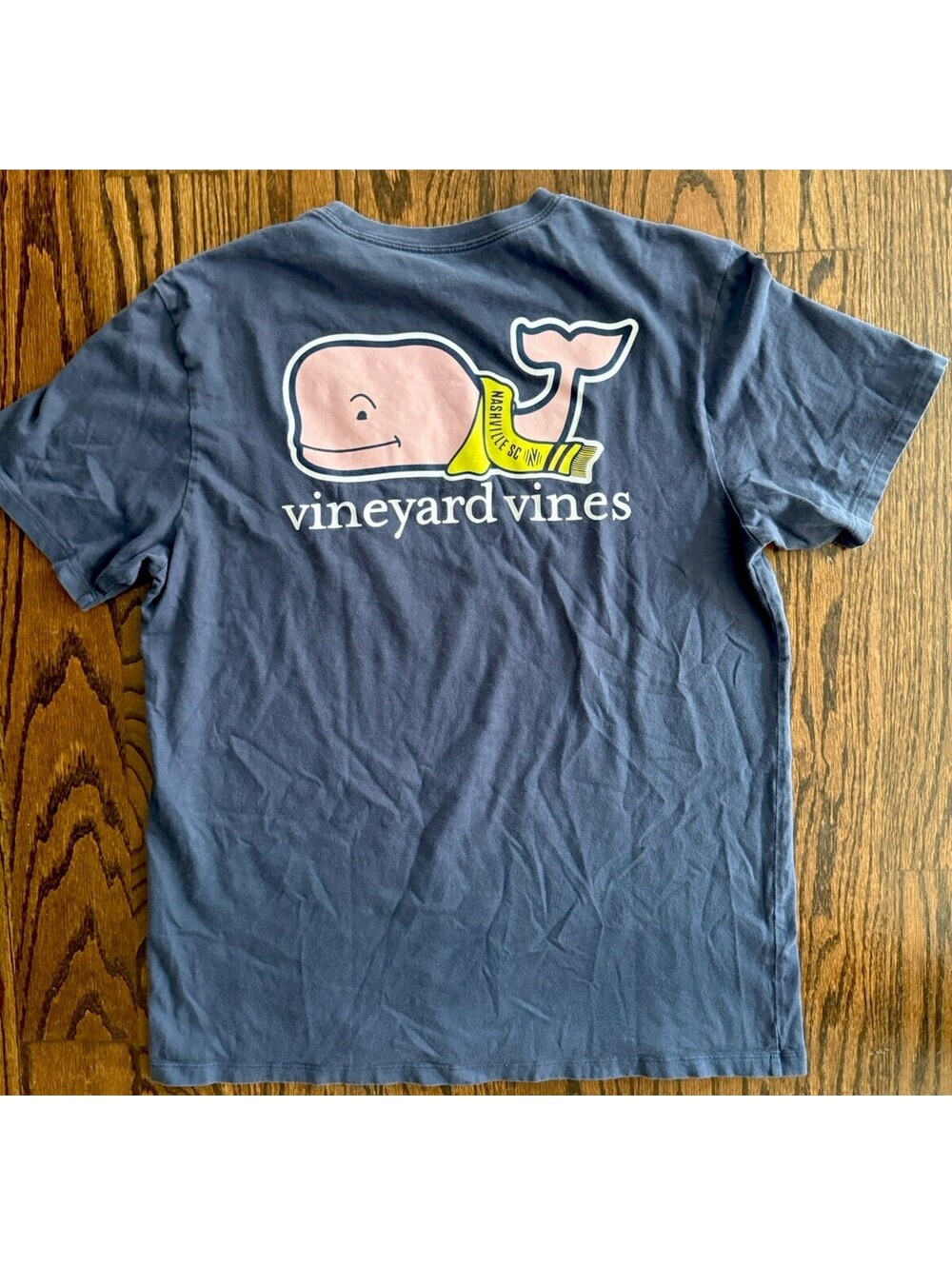 Vineyard Vines Men's MED Dark Blue T Shirt NASHVILLE MLS Soccer Football Scarf